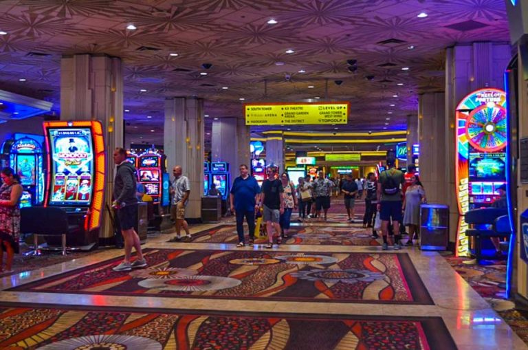 wicked circus slot play